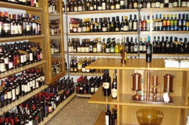 Negozio di vendita al dettaglio di vino, liquori, champagne continua
